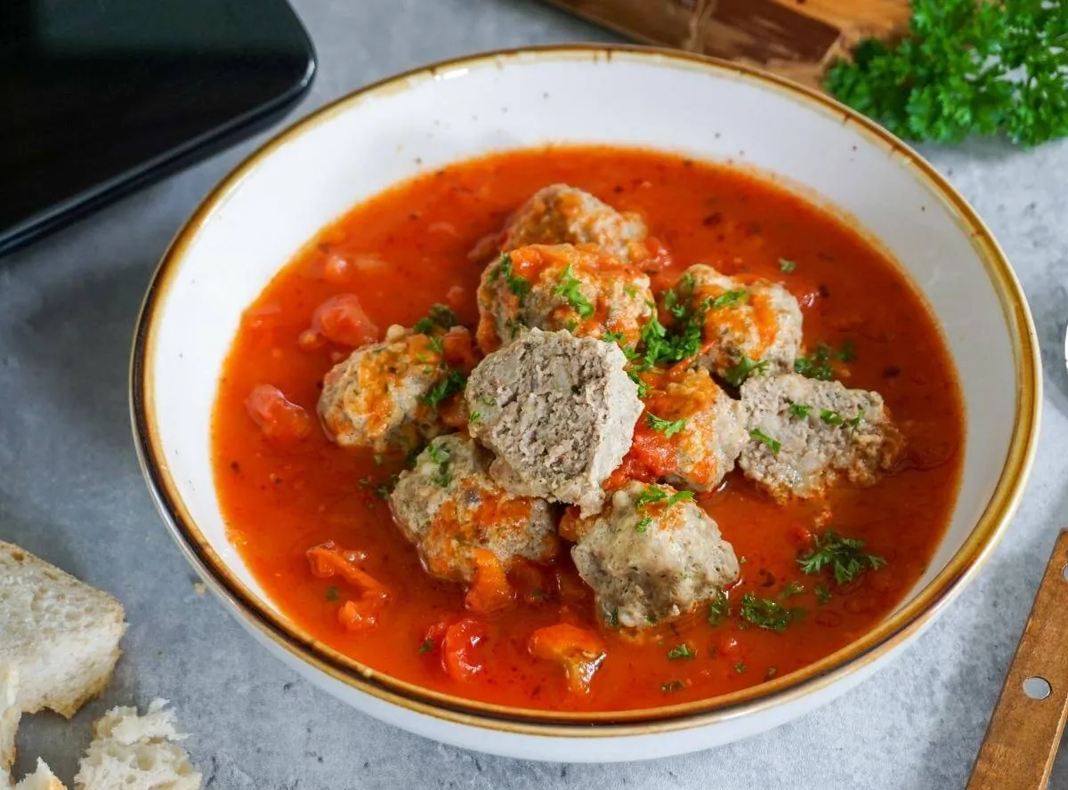 Saftige Hackbällchen mit Tomatensoße aus dem Thermomix für ein schnelles Familienmittagessen