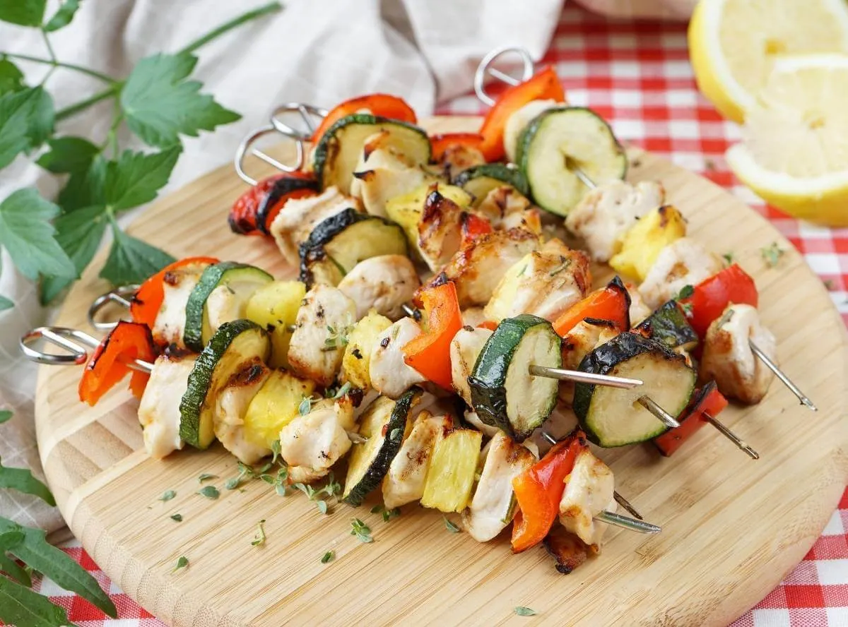 Saftige Hähnchenspieße, mariniert und grillbereit, für ein sommerliches Essen.