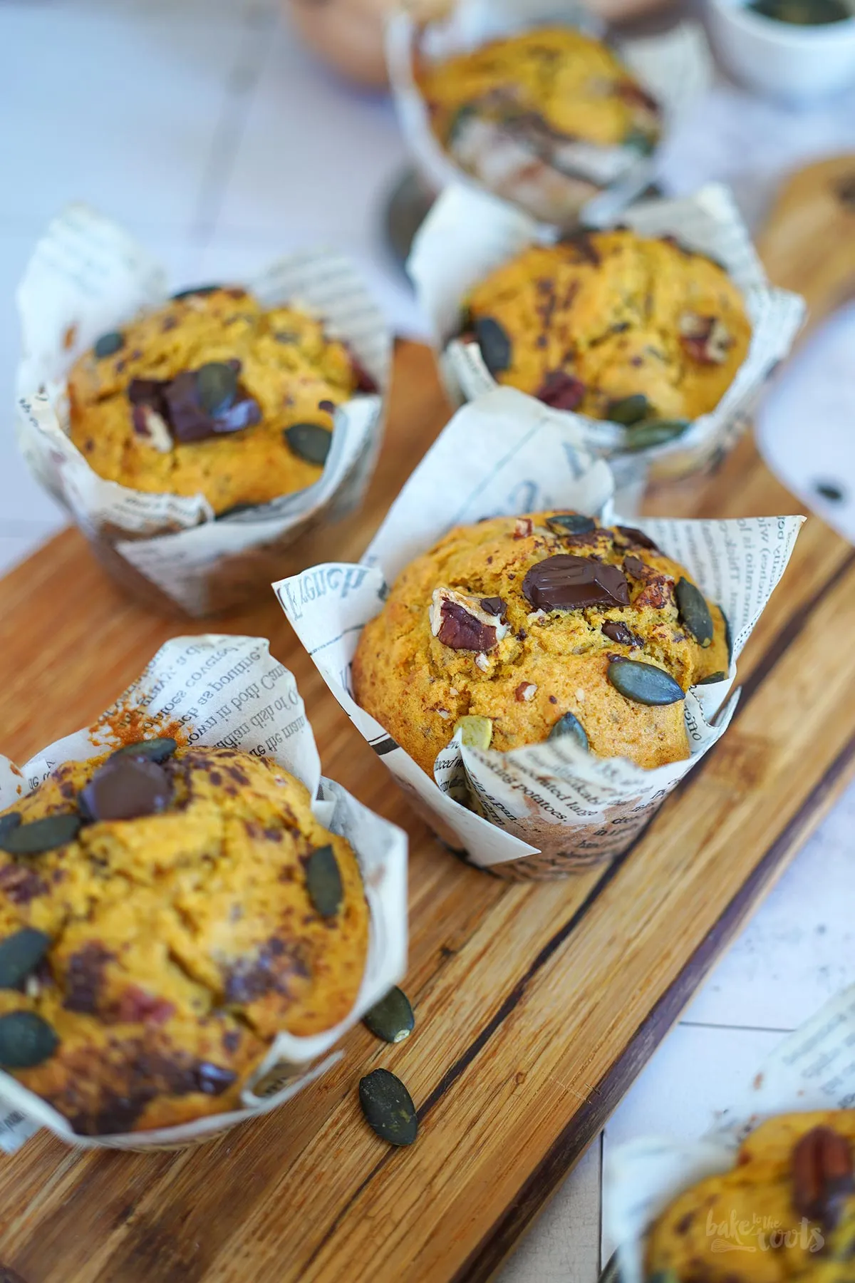 Saftige Kürbis-Schoko-Pekannuss-Muffins auf einem Kuchengitter