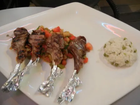 Saftige Lammkoteletts als Hauptgericht, ein Klassiker im türkischen Restaurant Tablo Essen