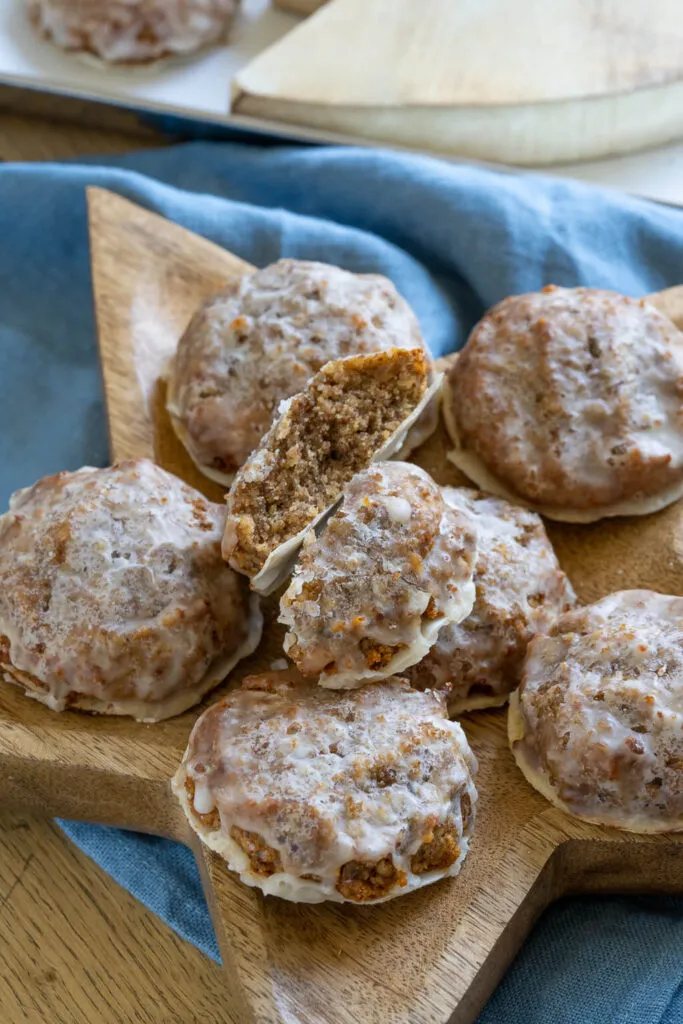 Saftige Marzipan Lebkuchen, ein einfaches Rezept für köstliche Weihnachtsplätzchen.