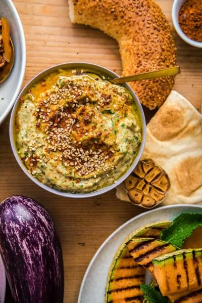 Saftige Mini-Frikadellen auf Rosmarinzweigen mit Kartoffelpuffer-Rösti