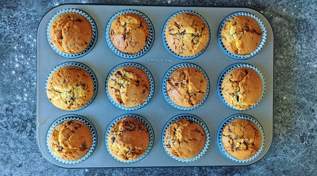 Saftige Vanille-Muffins mit Schokostückchen als Basis für Schaf-Cupcakes