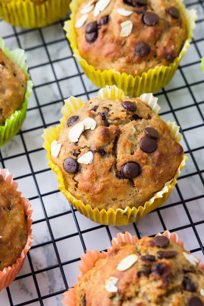 Saftige vegane Schoko-Bananen-Muffins kühlen auf einem Gitterrost ab