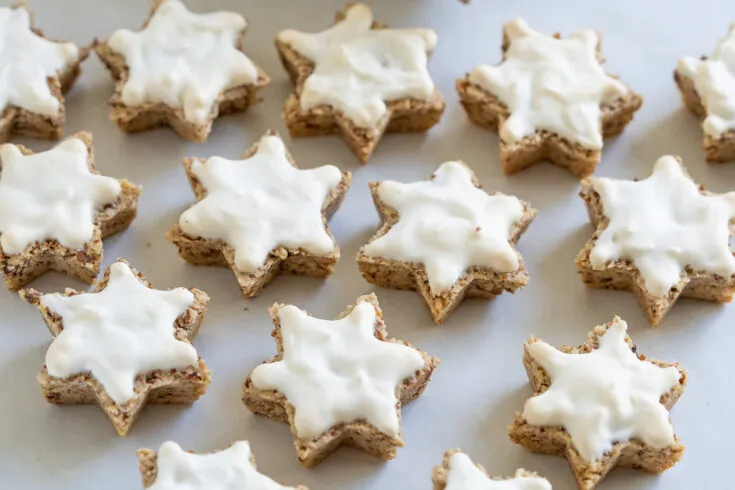 Saftige Zimtsterne, ein klassisches Rezept, das zu Weihnachten nicht fehlen darf.