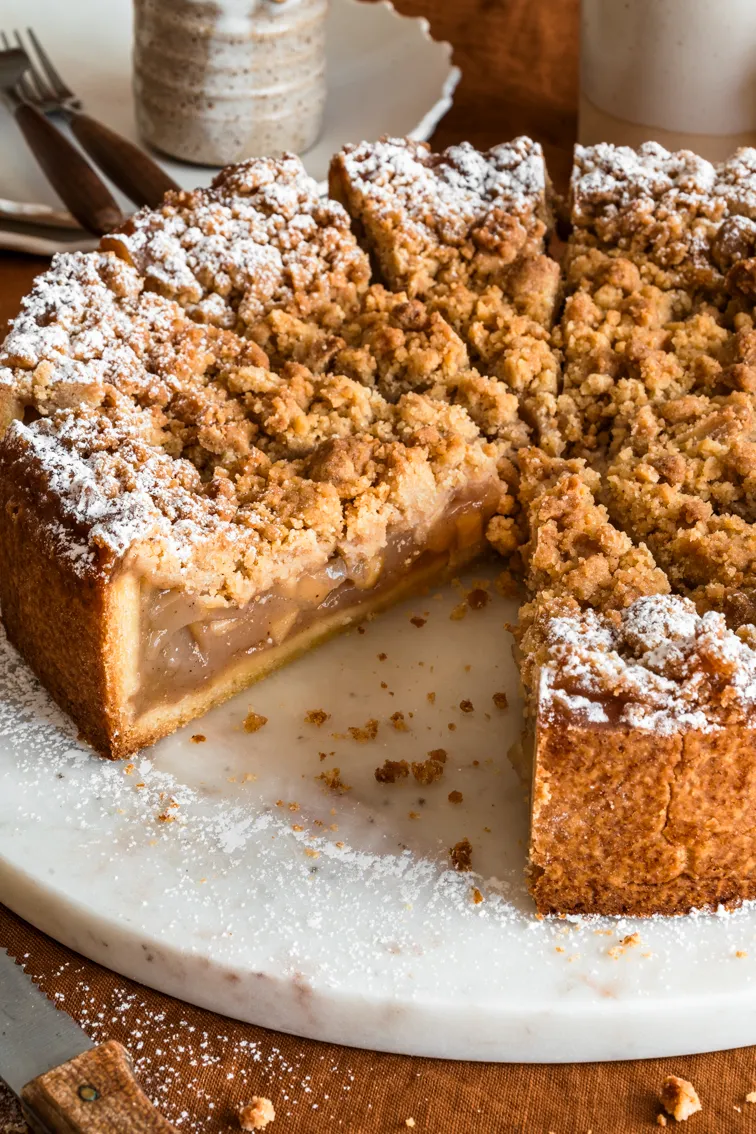 Saftiger Apfelkuchen mit knusprigem Mürbeteigboden und goldenen Butterstreuseln frisch gebacken