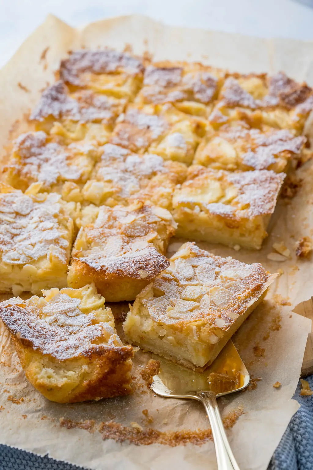 Saftiger Apfelkuchen vom Blech als klassisches deutsches Backwerk