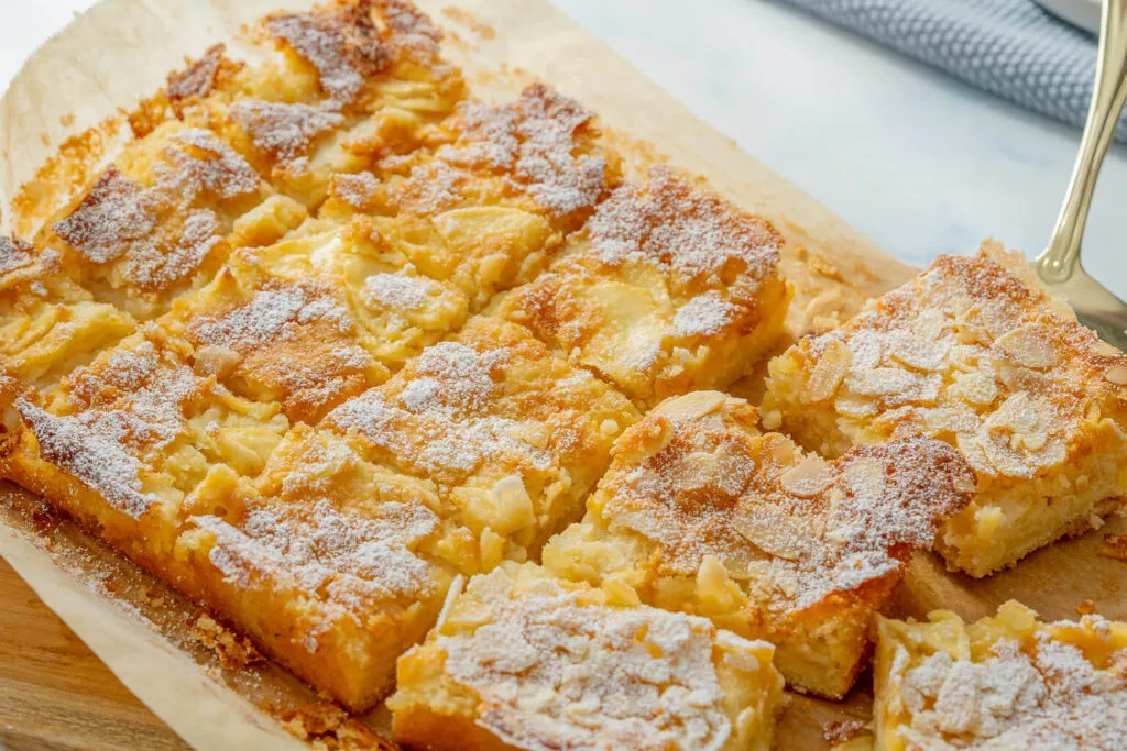 Saftiger Apfelkuchen vom Blech, einfach und schnell zubereitet