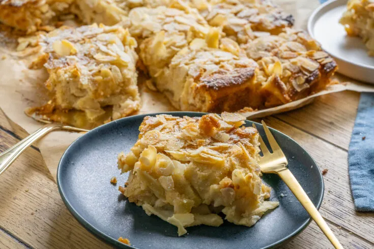 Saftiger Bratapfelkuchen mit Marzipan und Mandeln, mega lecker und einfach zubereitet.
