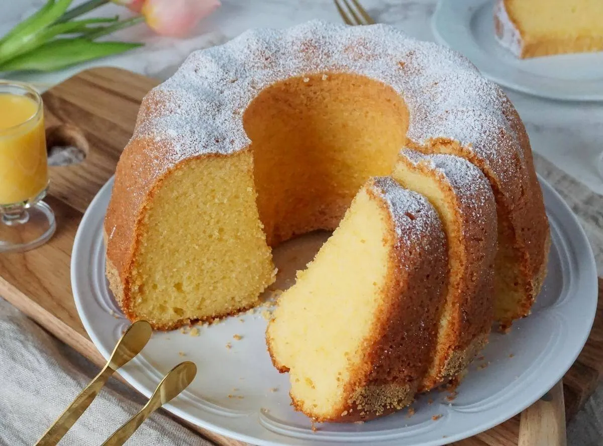 Saftiger Eierlikörkuchen, liebevoll gebacken nach Omas Geheimrezept