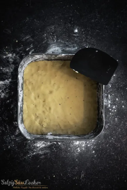 Saftiger Geburtstagskuchen mit Streuseln und Trockenfrüchten