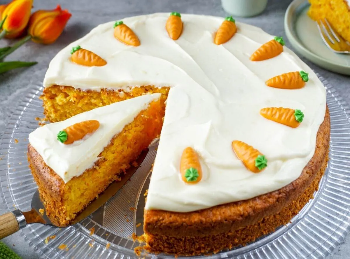Saftiger Karottenkuchen mit Frischkäse-Frosting, eine beliebte Wahl für den Büro-Geburtstag