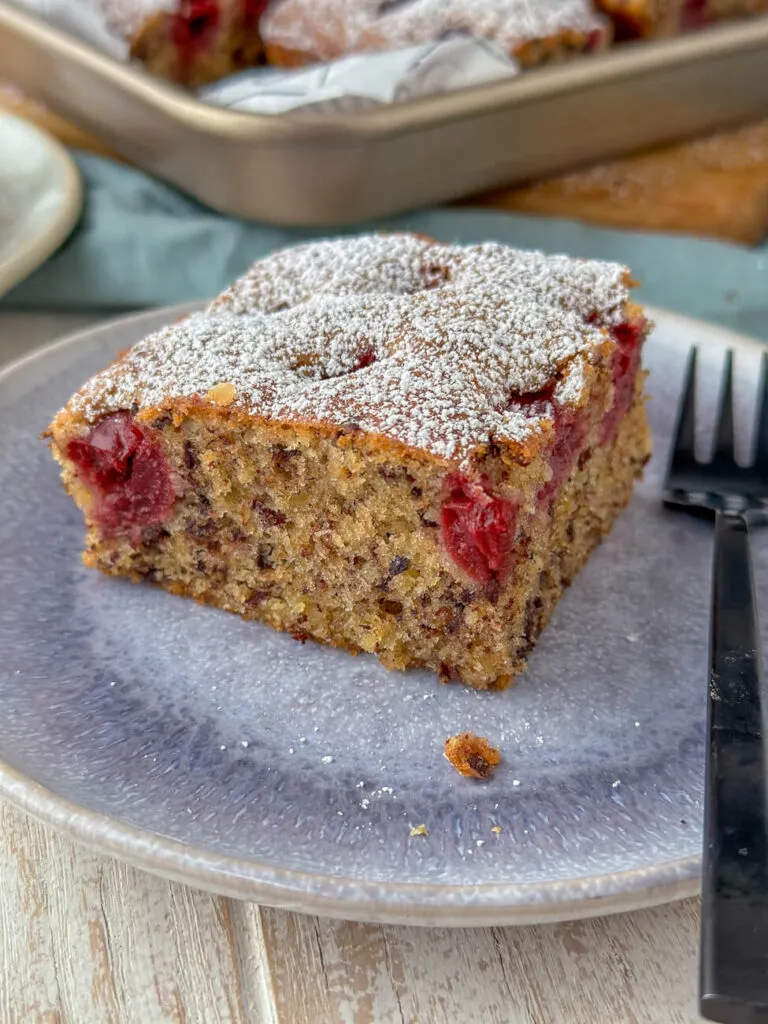 Saftiger Kirsch-Nusskuchen vom Blech