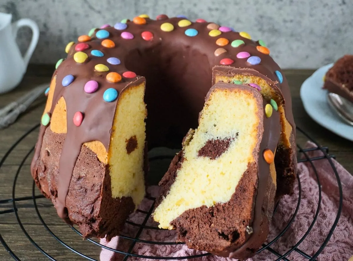 Saftiger Marmorkuchen, klassisch gebacken und marmoriert, ideal für den Kindergeburtstag zum 3. Geburtstag.