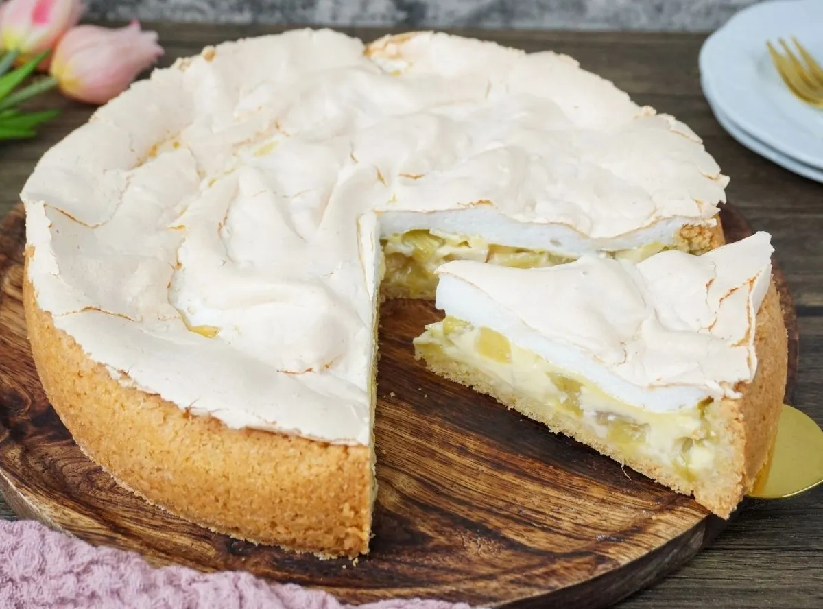Saftiger Rhabarberkuchen mit knuspriger Baiserhaube auf Mürbeteig.