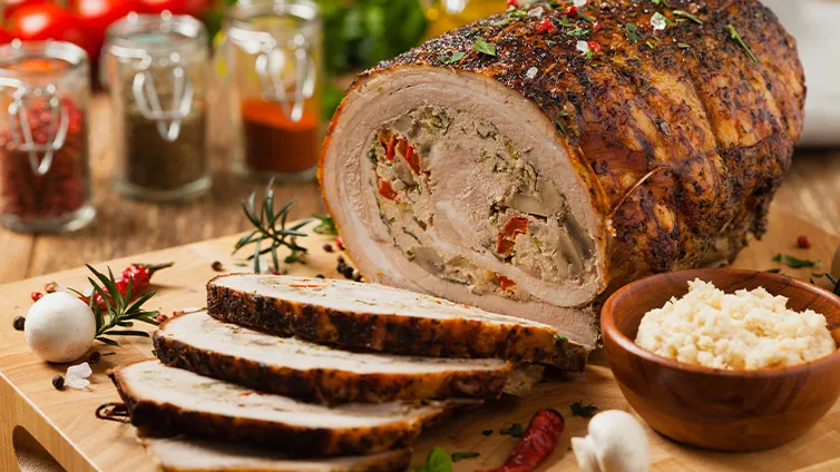 Saftiger Rollbraten mit Füllung, ein traditionelles deutsches Gericht.