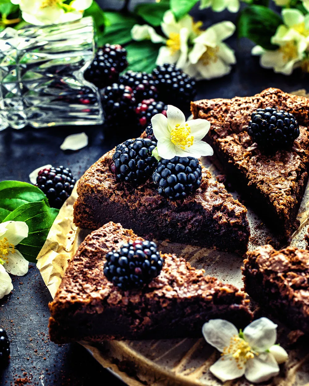 Saftiger Schoko-Brownie-Kuchen mit Beeren garniert, ideal als einfacher Geburtstagskuchen für den Mann.