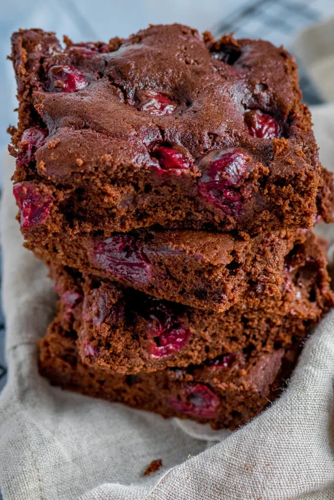 Saftiger Schoko-Kirsch-Kuchen vom Blech, frisch gebacken und verzehrfertig
