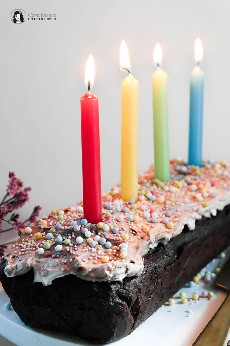 Saftiger Schokoladen-Brownie mit glänzender Nuss-Nougat-Frischkäse-Creme, perfekt für Kindergeburtstage