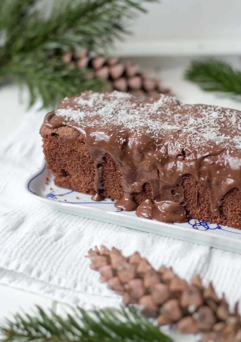 Saftiger veganer Schokoladenkuchen als köstliche Geburtstagsalternative