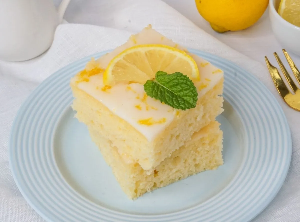 Saftiger Zitronenkuchen mit Joghurt, eine erfrischende Kuchenidee für den Kindergeburtstag eines Dreijährigen.