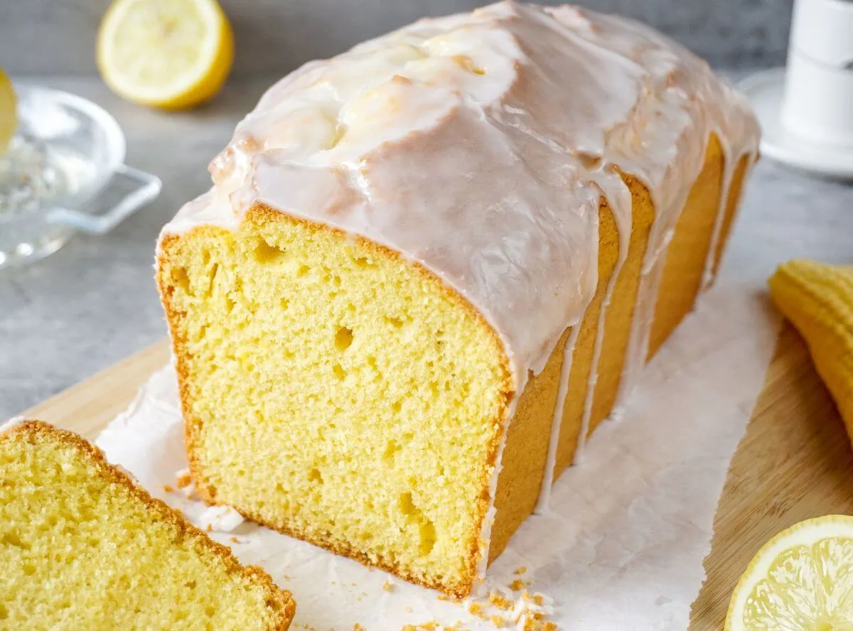 Saftiger Zitronenkuchen, perfekt als frischer Kuchen für Kollegen im Büro
