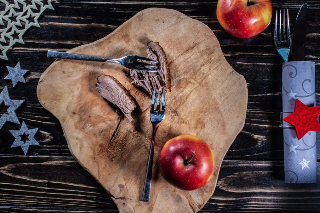 Saftiges Gänsebrustfleisch wird nach dem Garen zerteilt