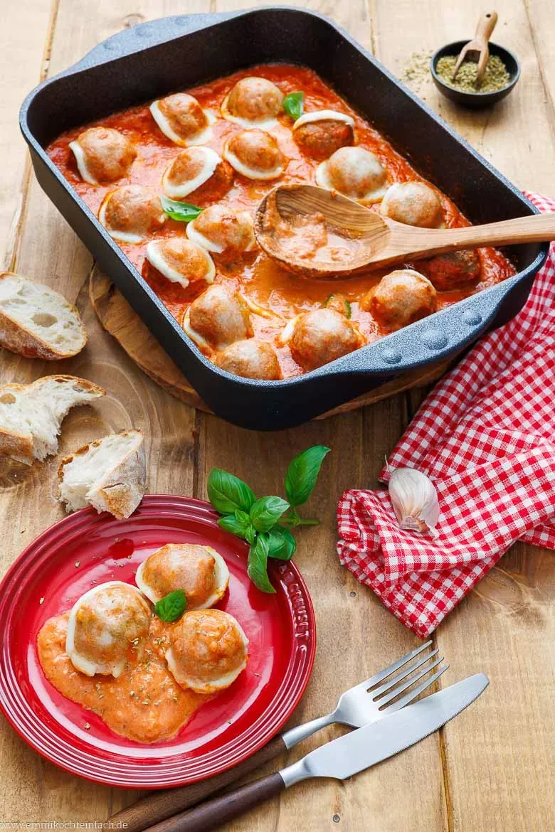 Saftiges Hackbällchen Rezept mit Tomatensoße und geschmolzenem Mozzarella aus dem Ofen