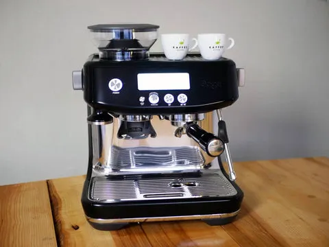 Sage Barista Pro Espressomaschine im Test – Vorderansicht mit Siebträger und Mahlwerk