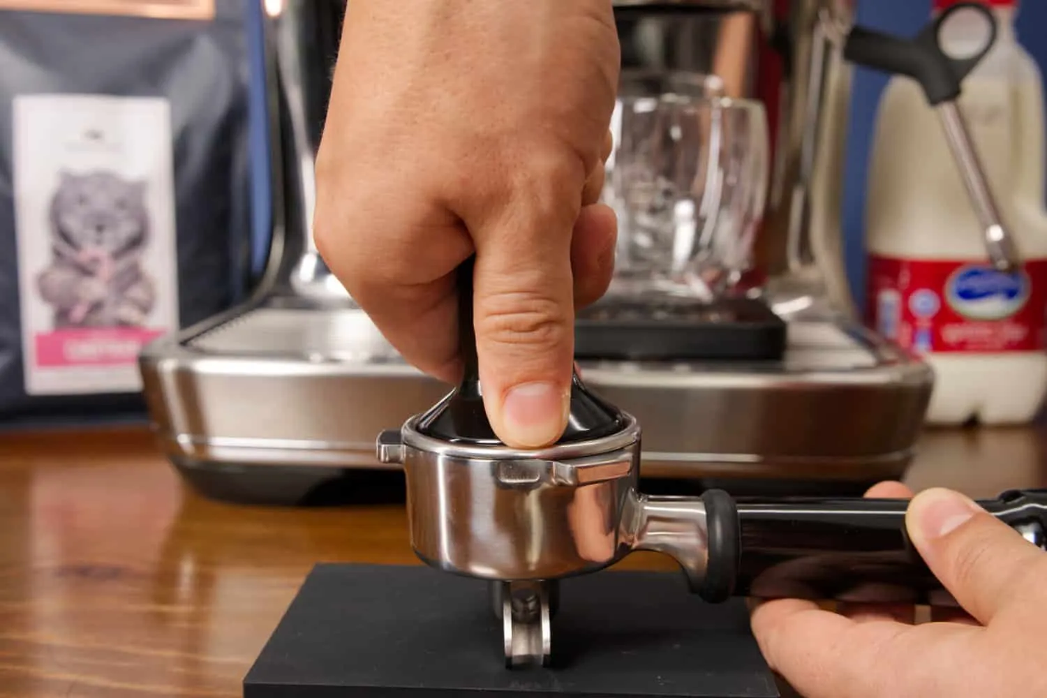 Sage Barista Pro Siebträgermaschine beim Tampern