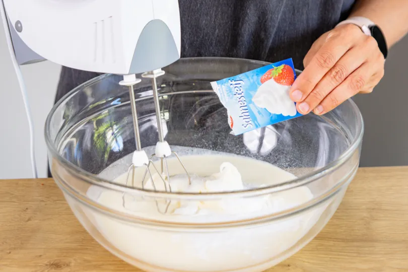Sahne, Mascarpone und Sahnesteif zu einer festen Creme schlagen