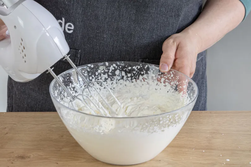 Sahne steif schlagen für die luftige Tortenfüllung