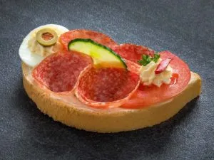 Salami auf einem belegten Brötchen