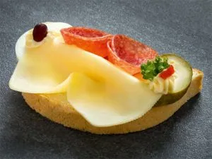 Salami und Käse auf einem frischen Brötchen