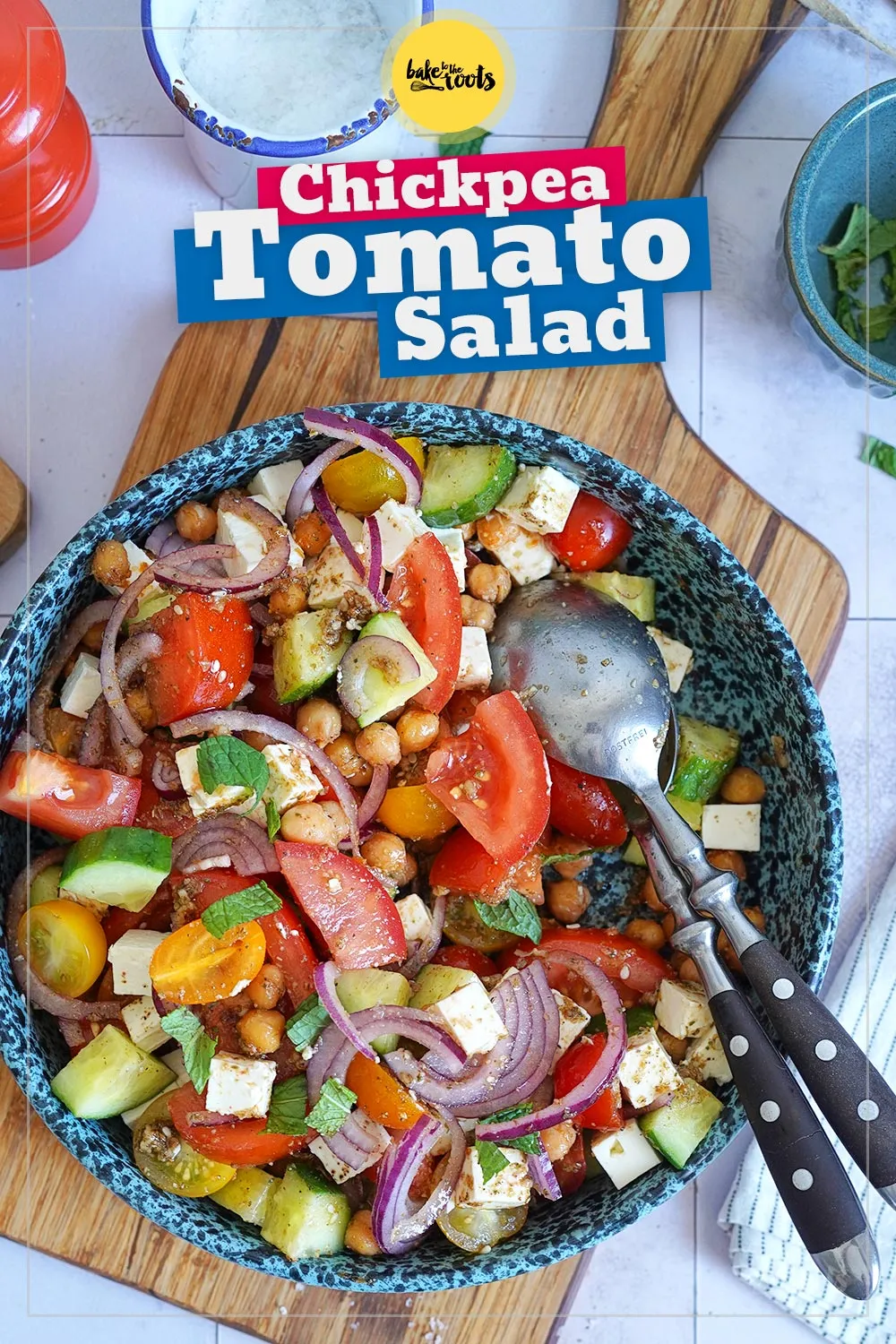 Salat mit gerösteten Kichererbsen, Tomaten und Feta, verfeinert mit Za'atar