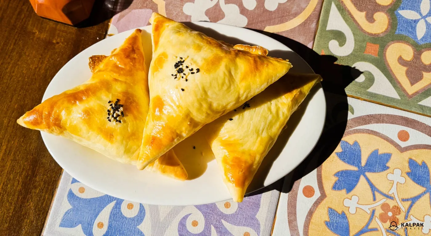 Samsy, gebackene Teigtaschen mit Fleischfüllung