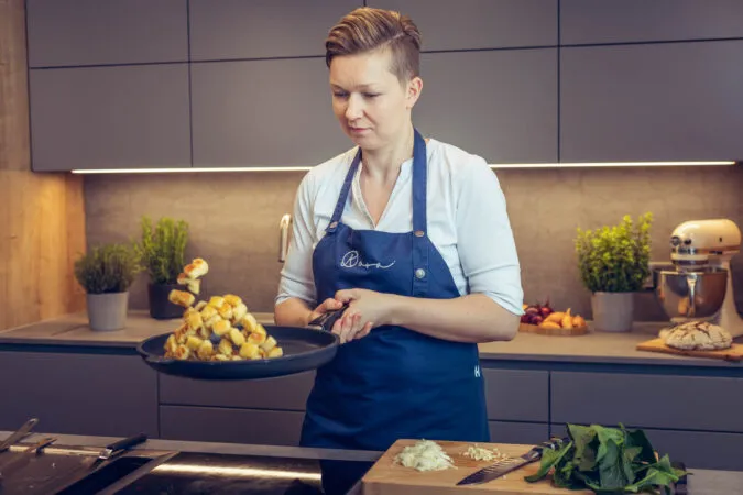 Sandra Kollegger, Spitzenköchin, bereitet ein vegetarisches Ostermenü zu.