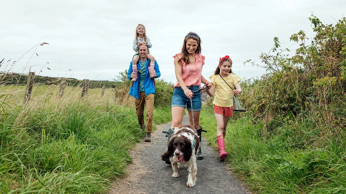 Sanftes Gehen und Dehnen als Beispiele für leichte Aktivitäten in der Zone Null zur Förderung der Gesundheit.
