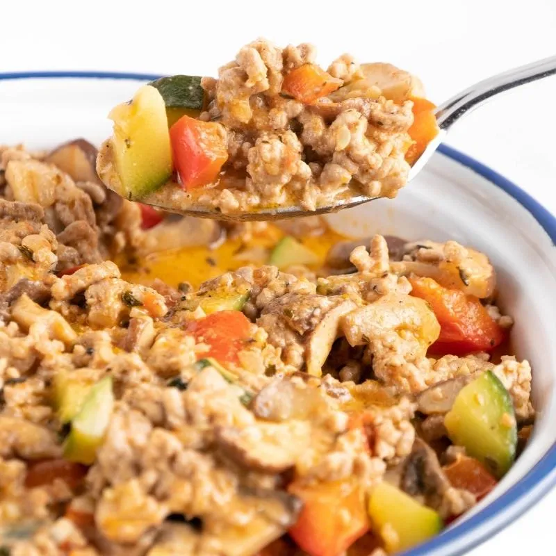 Sättigende Keto Hackfleisch-Gemüse-Pfanne mit frischen Zutaten