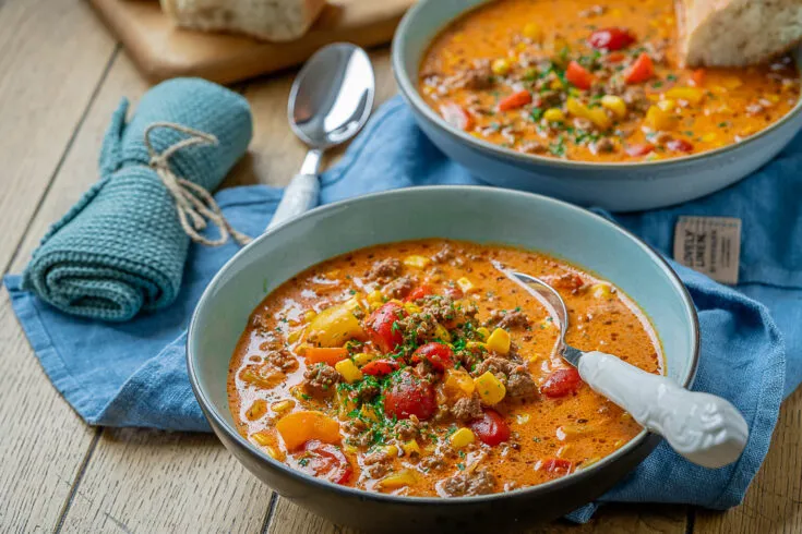 Sättigende Pizzasuppe, eine kreative und schnelle Mittagsgericht Idee für kalte Tage