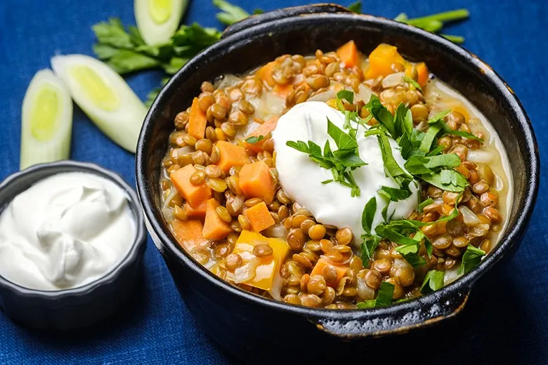 Sättigender Linseneintopf, reich an Proteinen und Ballaststoffen