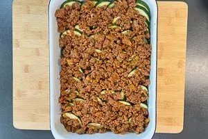 Sauce auf die Zucchini verteilen