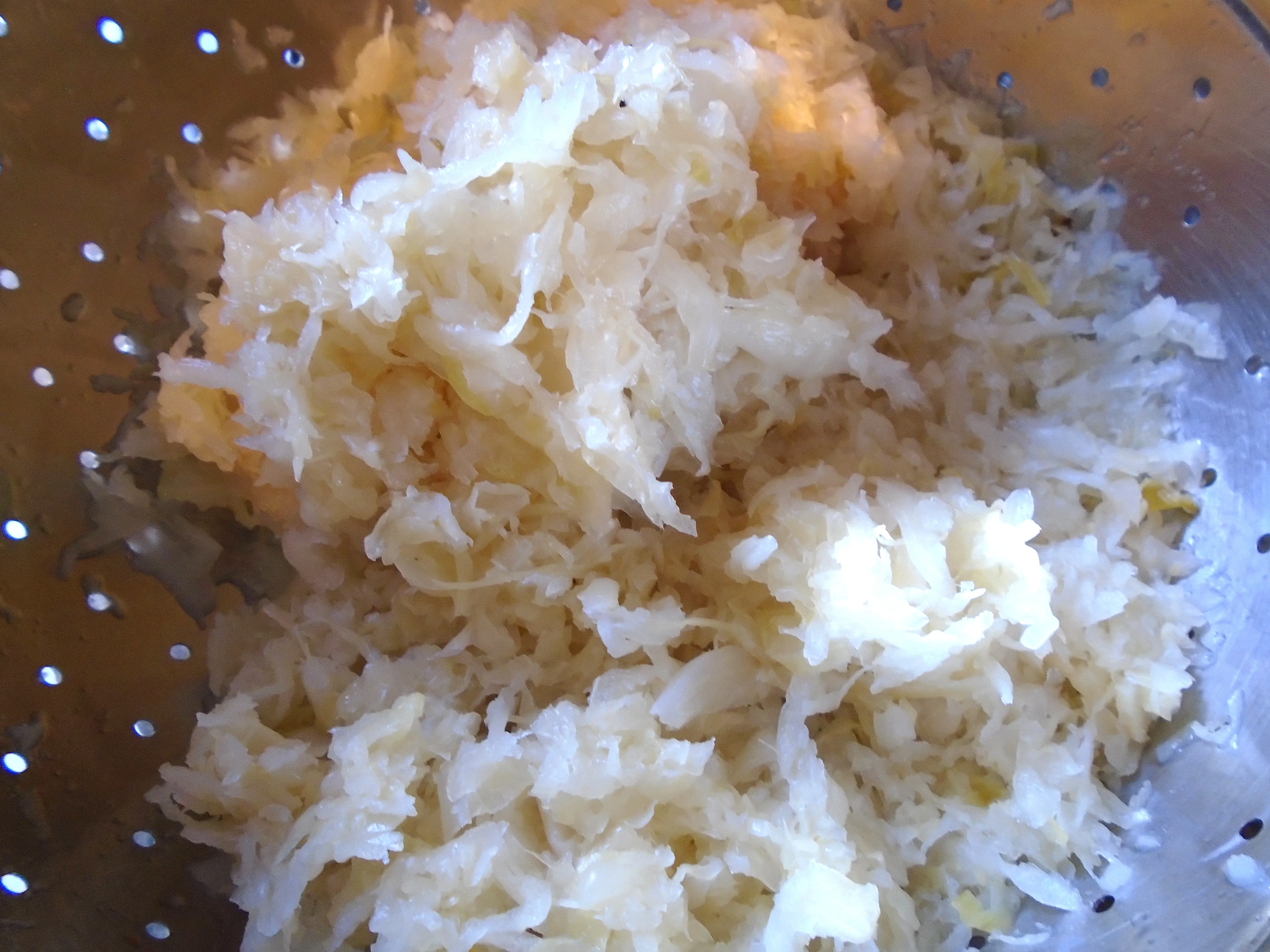 Sauerkraut gründlich abspülen und ausdrücken