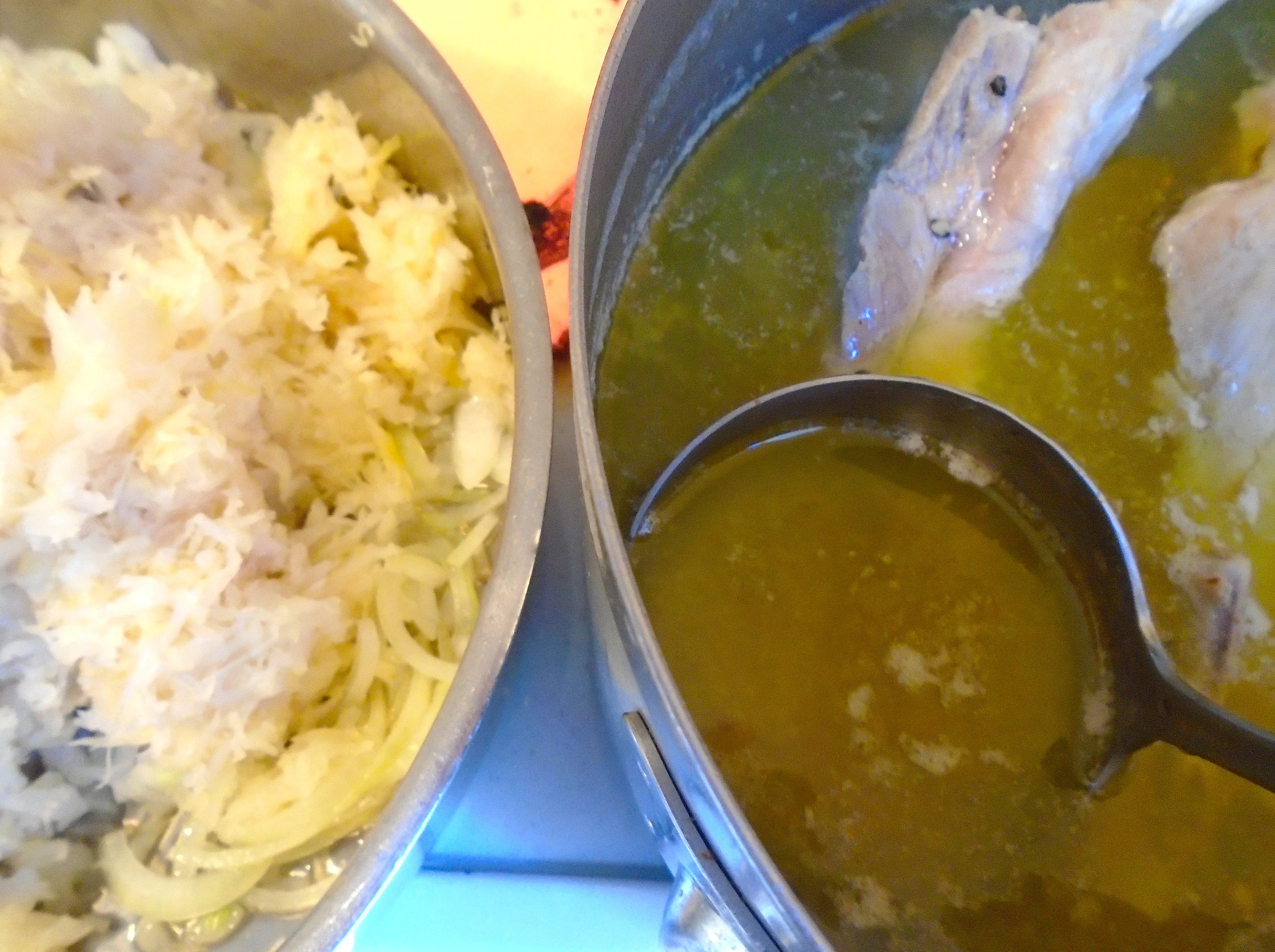 Sauerkraut mit Zwiebeln, Zucker und Rippchenbrühe schmoren