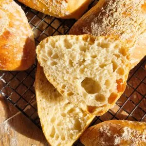 Sauerteig Ciabatta selber backen: Ein vollständiges Rezept für luftige Brötchen