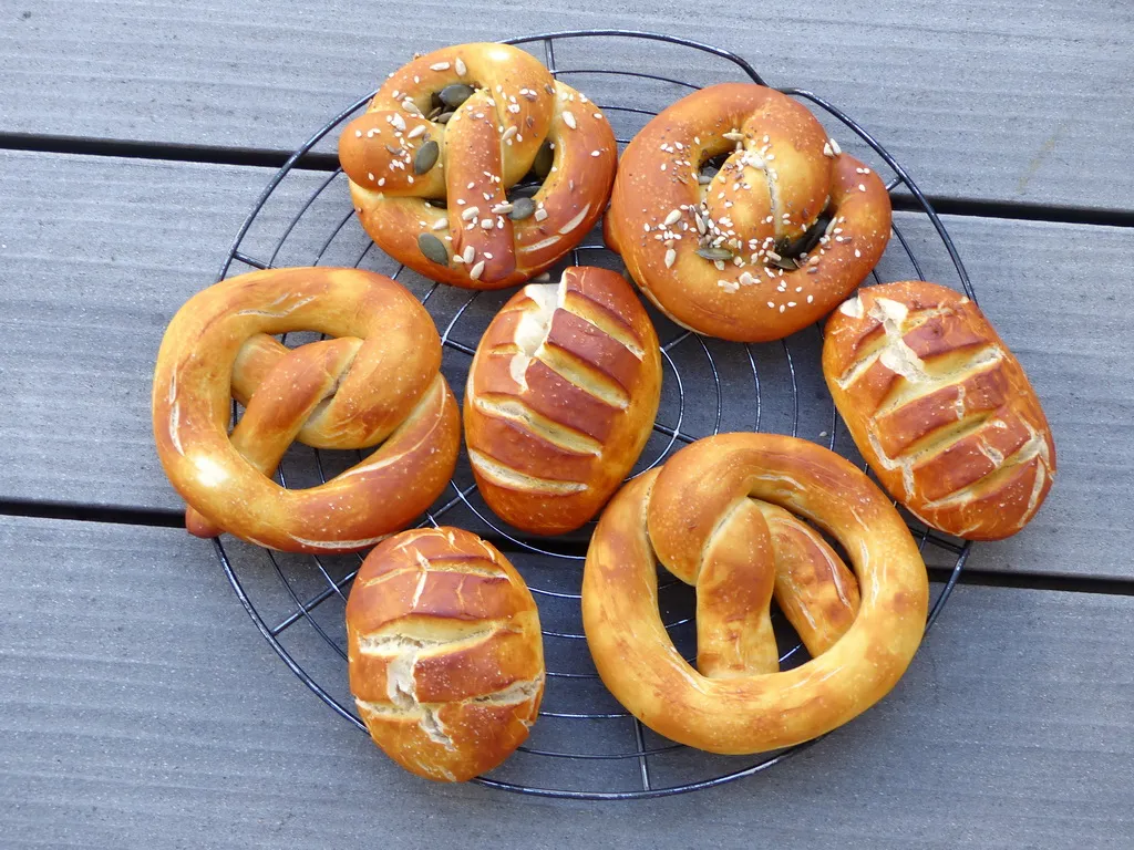 Schale mit verschiedenen Saaten zum Bestreuen von Laugengebäck