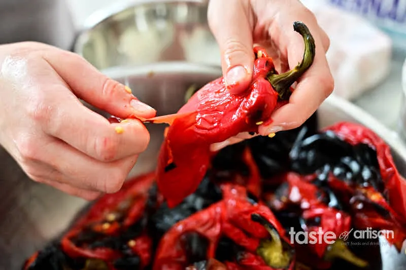 Schälen der gerösteten Ajvarski-Paprika.