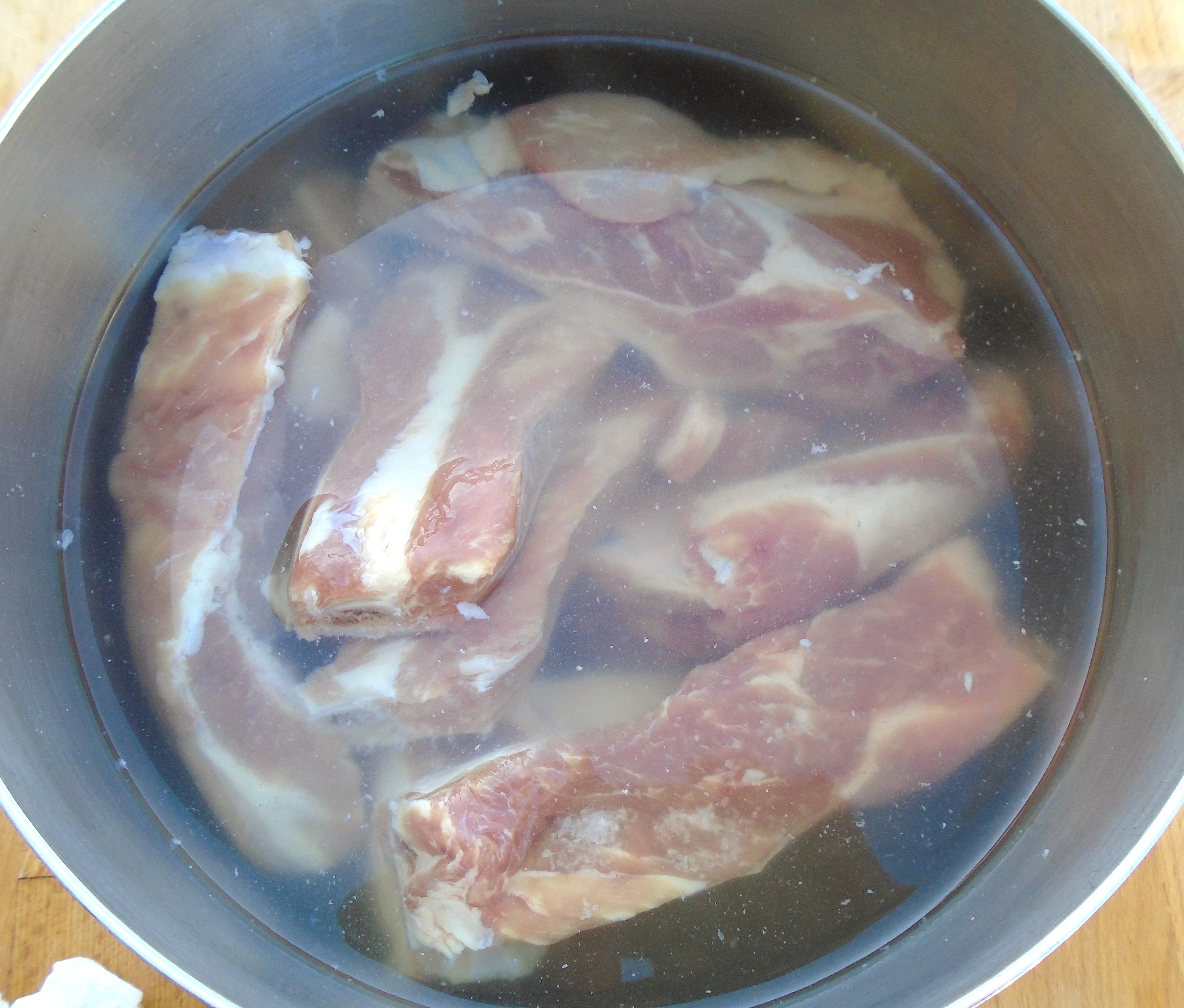 Schälrippchen in Pökellake mit Gewürzen einlegen