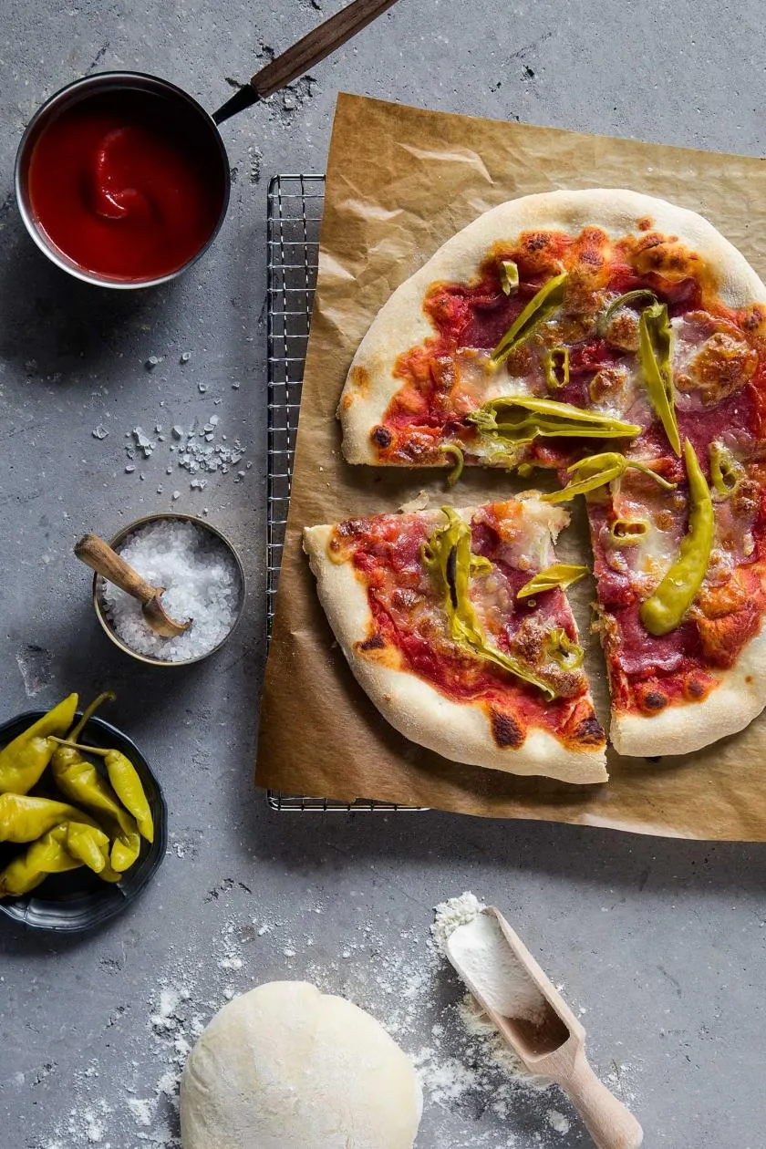 Scharfe Pizza Diavolo mit Peperoni-Salami, roten Peperoni und Tomatensauce.