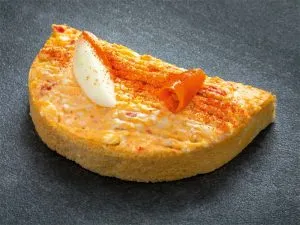 Scharfer Ei-Pfefferoni-Aufstrich auf einem Brötchen